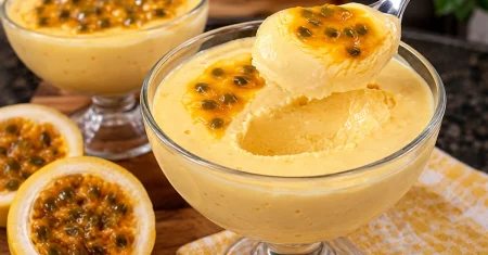 Mousse de maracujá com suco: cremosa, fácil e feita com 3 ingredientes