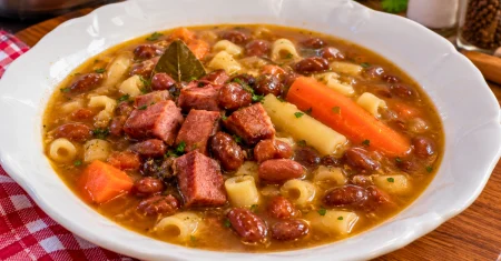 Sopa de feijão: cremosa, fácil e perfeita para os dias frios