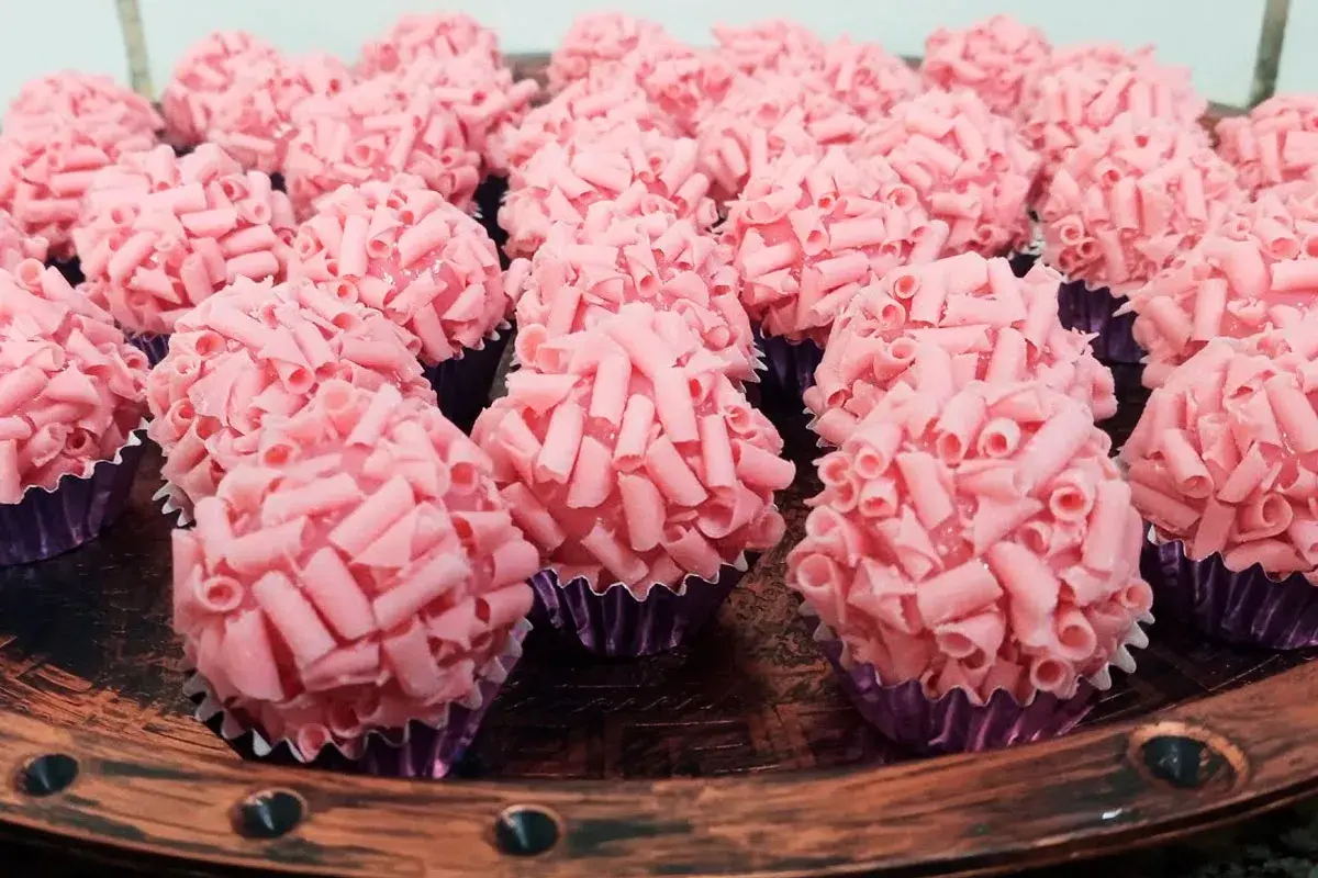 Brigadeiro gourmet de morango perfeito e de f\u00e1cil preparo fa\u00e7a e venda ...