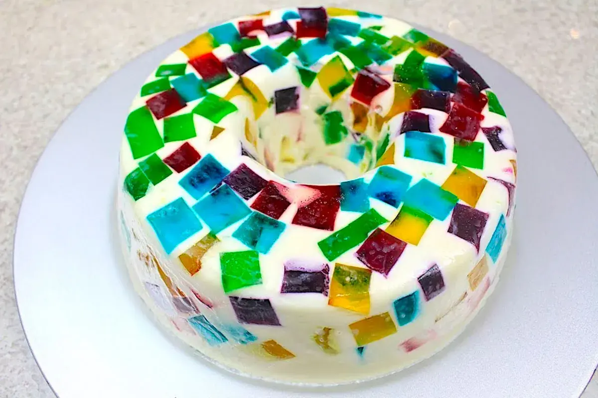 Gelatina mosaico com leite de coco colorida sobremesa rápida e