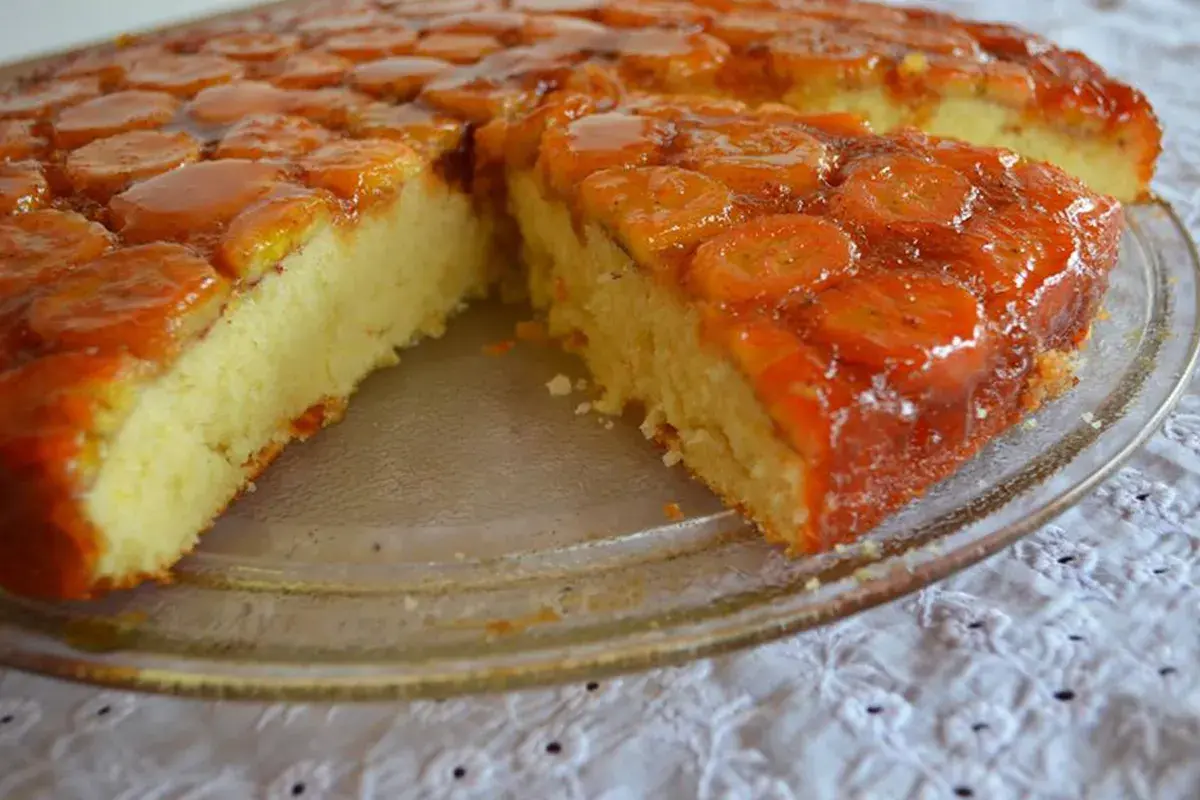 Bolo de banana caramelizado, simples e muito fácil de fazer