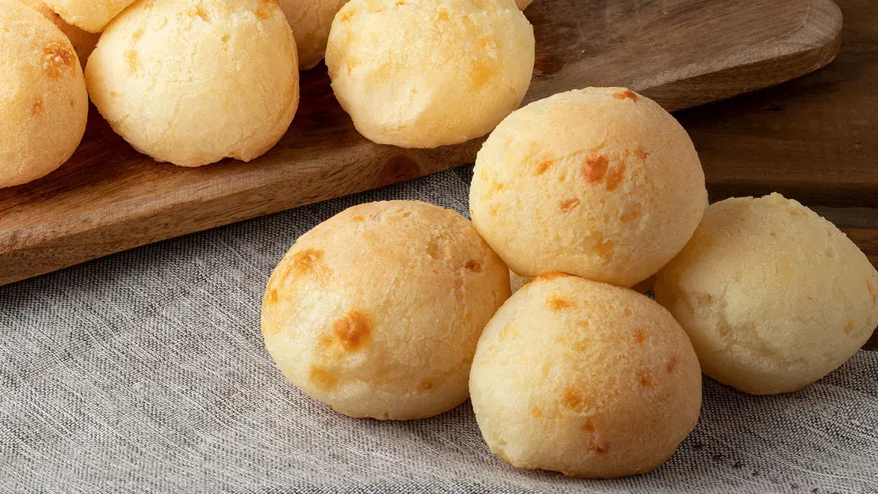Pão de queijo sem queijo simples e deliciosa para seu café da manhã ...