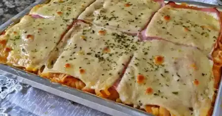 Macarrão de forno com presunto e queijo mega saboroso e delicioso para sua refeição em família