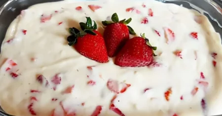 Sobremesa de morango simples que sempre faço em casa quando busco uma sobremesa rápida