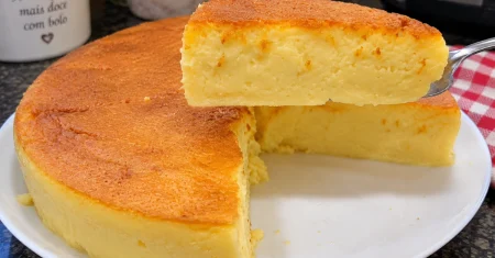 Bolo mole de fubá mega cremoso e delicioso que lembra um pudim