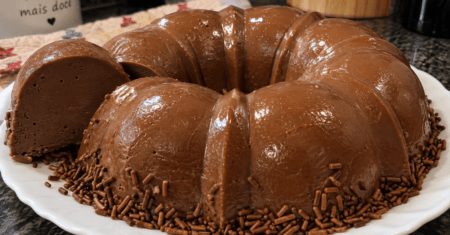 Mousse de chocolate cremoso e bem prático de fazer em poucos passos
