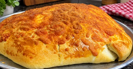 Pão caseiro recheado com mussarela ideal para o café ou lanche da tarde