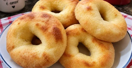 Rosquinha de queijo assada super fácil de fazer basta misturar os ingredientes