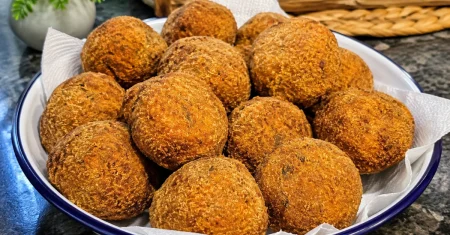 Salgado de bolinho de carne com pão amanhecido crocante e irresistível