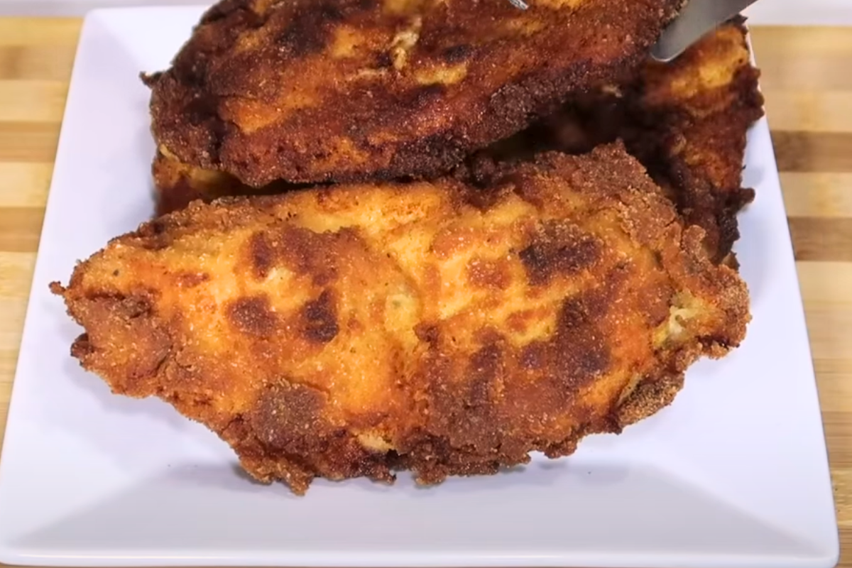 Aprenda como fazer uma receita de frango frito crocante macio e