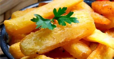 Mandioca Assada no Forno ou na Airfryer: crocante por fora e macia por dentro