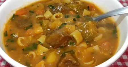 Sopa de Macarrão com Carne e Legumes: uma refeição completa para aquecer o seu jantar