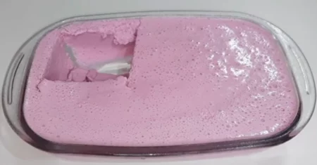 Sobremesa de uva na travessa cremosa, fácil e pronta em minutos!