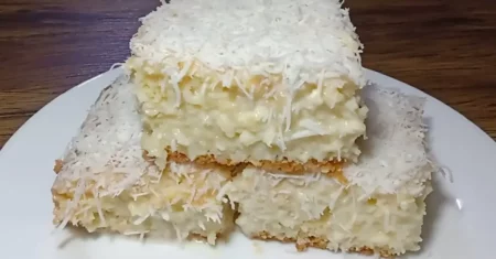 Bolo de coco gelado: tão molhadinho e cremoso que desmancha na boca