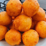 Bolinho de queijo sem trigo: crocante por fora, derretendo por dentro