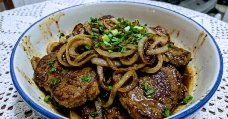 Bife acebolado suculento e fácil de fazer em casa