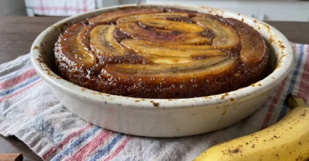 Bolo de Banana: fofinho com calda de caramelo