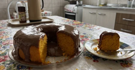 Bolo de Cenoura Fofinho com Cobertura de Chocolate