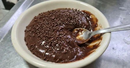 Brigadeiro de panela: cremoso, fácil e delicioso