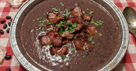 Caldinho de feijão com bacon: cremoso, fácil e saboroso