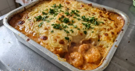 Escondidinho de camarão cremoso com purê de mandioca