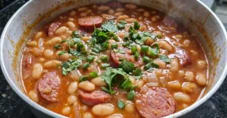 Feijão branco com linguiça: receita fácil e saborosa