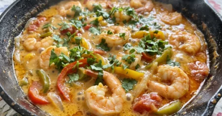 Moqueca de camarão: cremosa, fácil e saborosa