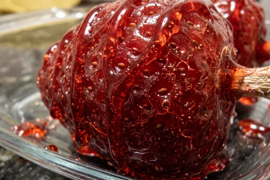 Morango do amor com recheio de brigadeiro branco e casquinha vermelha brilhante e crocante