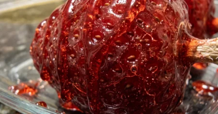 Morango do amor: receita fácil com casquinha crocante