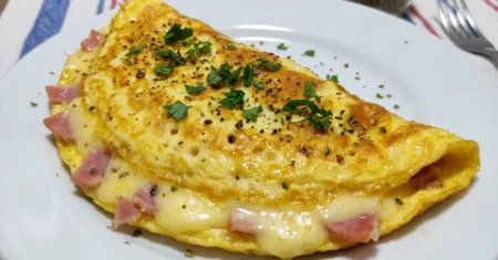 Omelete de queijo e presunto: fácil, rápida e cremosa