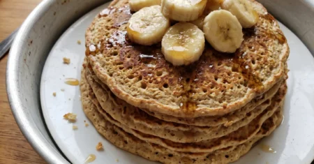 Panqueca de aveia com banana fácil, fofinha e saudável