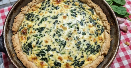 Quiche de espinafre com massa crocante e recheio cremoso