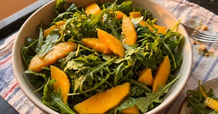 Salada de rúcula com manga: receita fresca e colorida