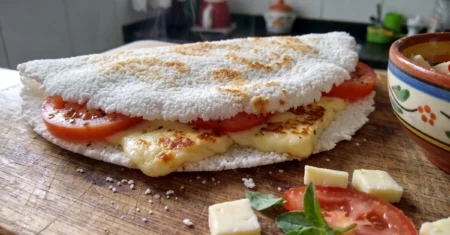 Tapioca recheada com queijo coalho e tomate – receita rápida e deliciosa